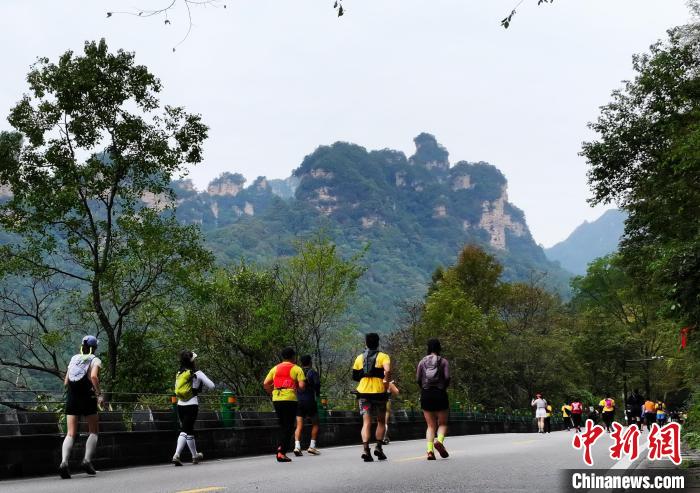2000余名选手汇聚湖南张家界武陵源竞技越野跑，