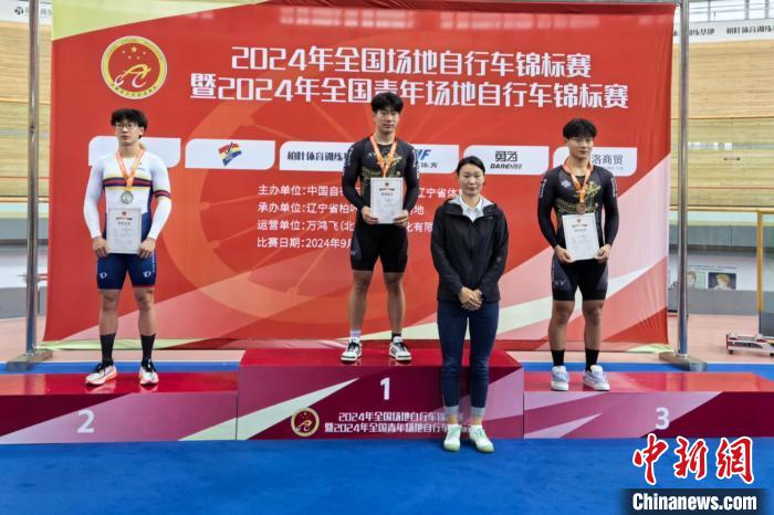 小将李如意在全国场地自行车锦标赛男子青年组