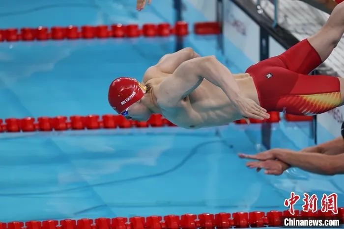江旻憓在击剑女子重剑决赛加时逆转夺冠，捧起