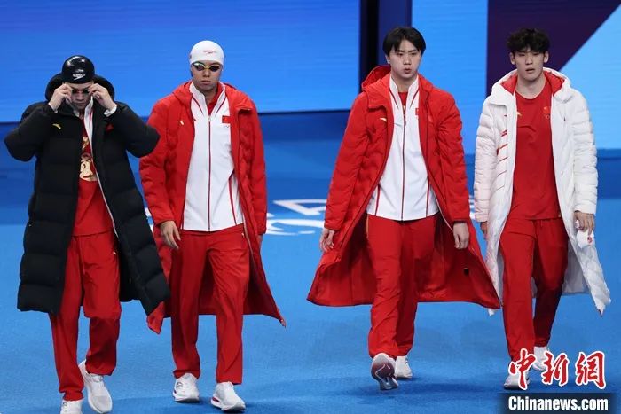 江旻憓在击剑女子重剑决赛加时逆转夺冠，捧起