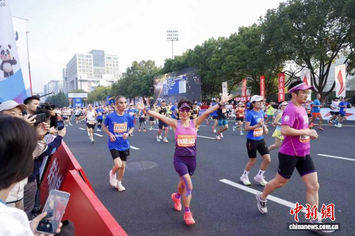 2025杭州马拉松开跑 3万跑者共绘文化与竞技盛宴