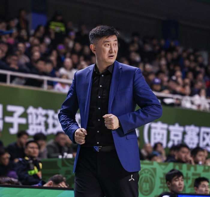 广东男篮大胜四川遭主场球迷倒戈 杜锋回应球迷