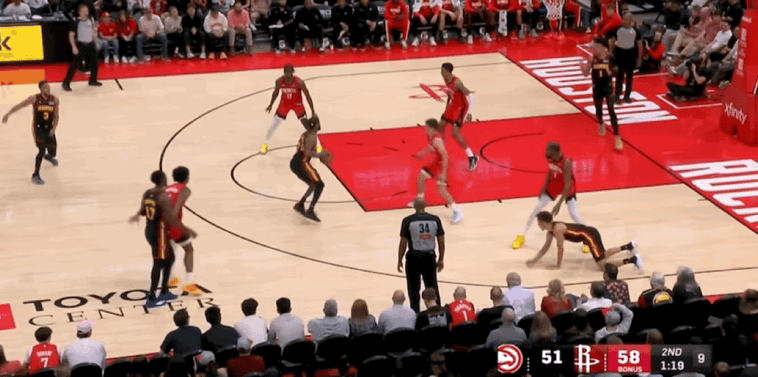 火箭主场大胜老鹰终结11连胜 火箭队多点开花轰