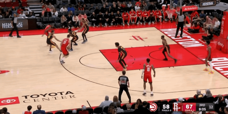 火箭主场大胜老鹰终结11连胜 火箭队多点开花轰