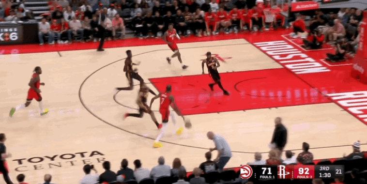 火箭主场大胜老鹰终结11连胜 火箭队多点开花轰