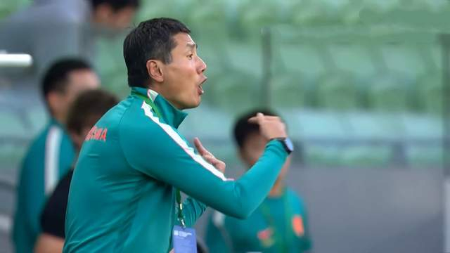 国足迎战喀麦隆战术调整显成效，四后卫体系初