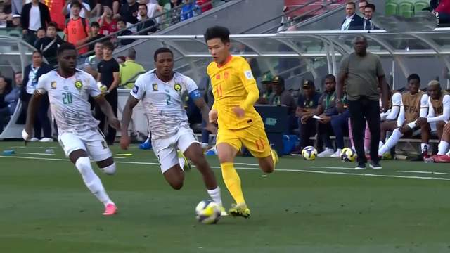 国足迎战喀麦隆战术调整显成效，四后卫体系初