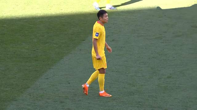 国足迎战喀麦隆战术调整显成效，四后卫体系初