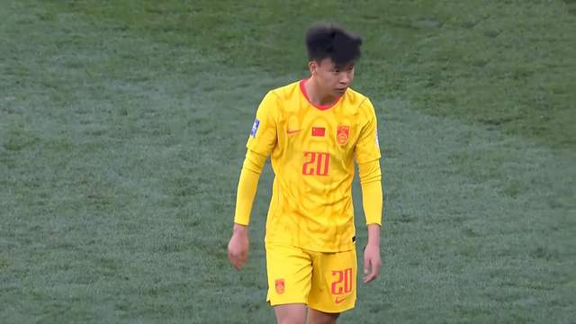 国足迎战喀麦隆战术调整显成效，四后卫体系初