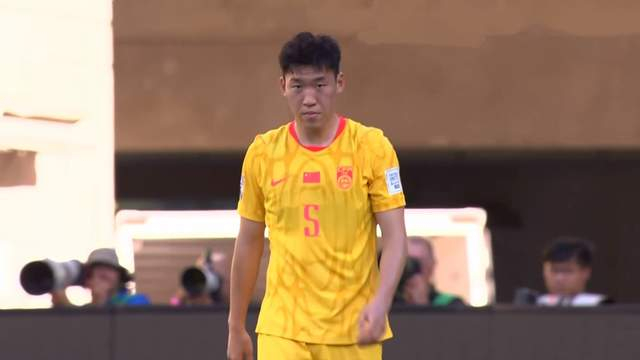 国足迎战喀麦隆战术调整显成效，四后卫体系初