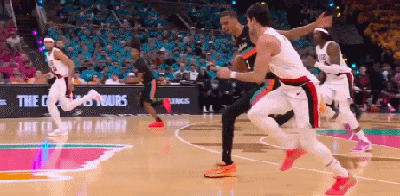 文班亚马35分创马刺季后赛首秀纪录 魔术爆冷掀