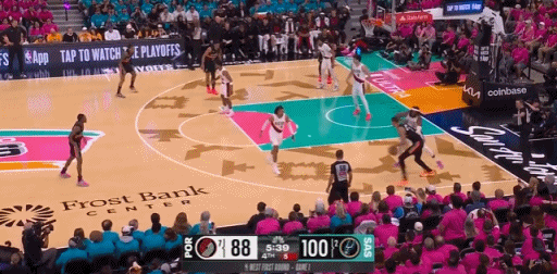 文班亚马35分创马刺季后赛首秀纪录 魔术爆冷掀