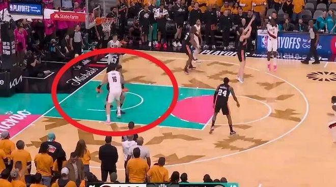 文班亚马35分创马刺季后赛首秀纪录 魔术爆冷掀